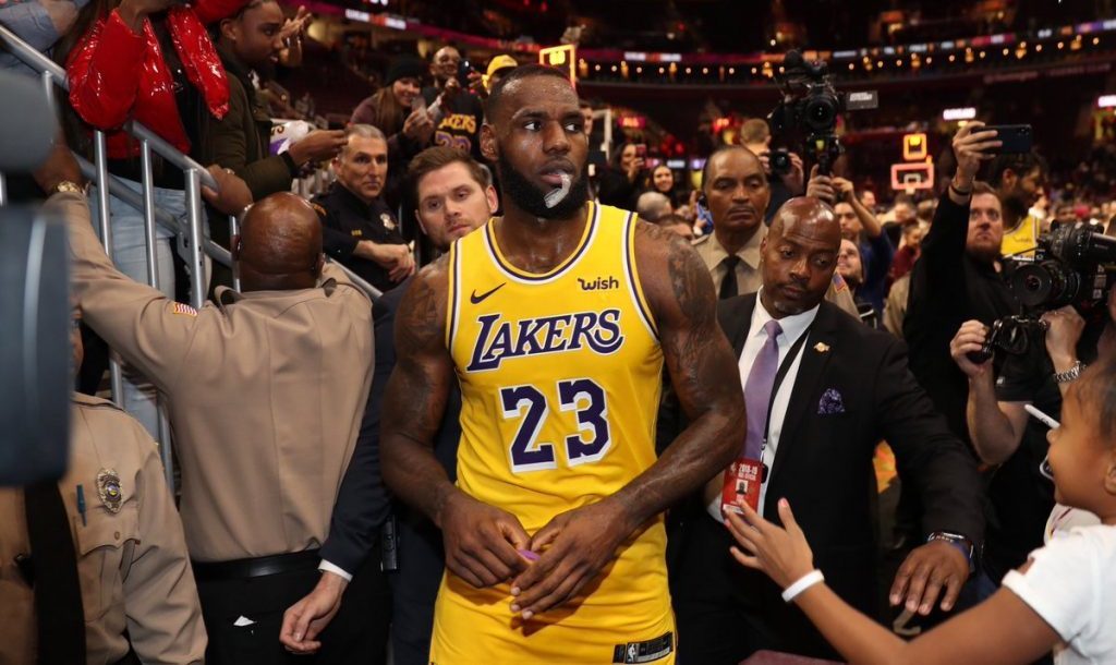 الضغوط تتصاعد داخل ليكرز بعد إخفاق الموسم الماضي وخسارة كأس الرابطة