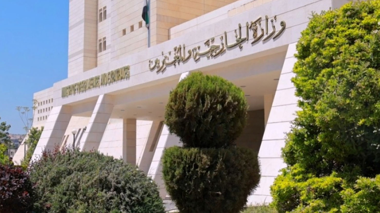 الولاء أم الكفاءة؟ جدل حول تعيينات الخارجية السورية