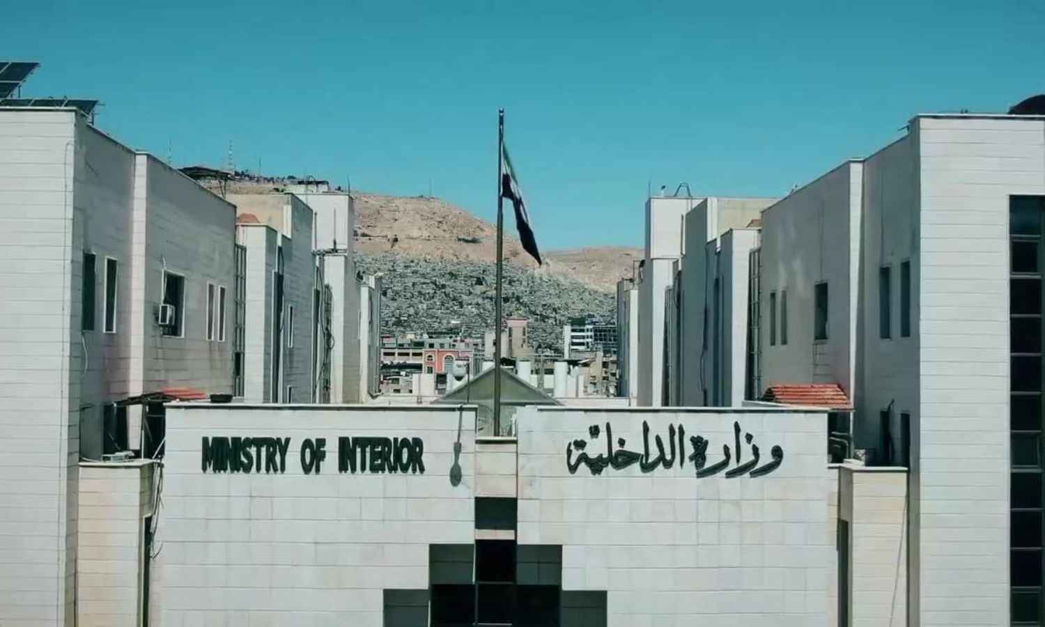 الداخلية تصدر تعميماً يمنع دخول الدوريات المسلحة إلى المرافق العامة